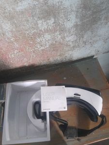 Samsung Gear VR In Mint Condition With It’s Box An