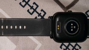 Noise ColorFit Icon Buzz Smartwatch