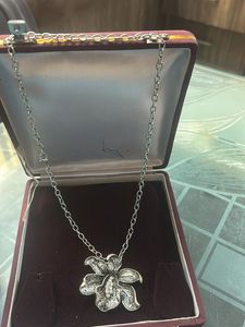 Elegant Flower Pendant Necklace
