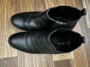 Stylish Black Leather Chelsea Boots