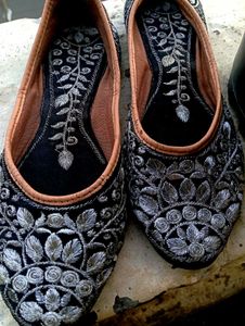 BLACK EMBROIDERY JUTTI/BELLIES🎉