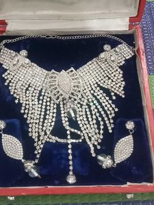 Stunning Rhinestone Necklace &amp; Earrings Set