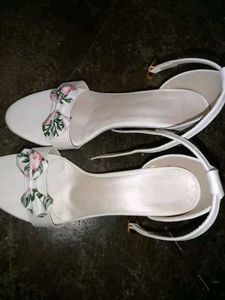Elegant White Heels with Floral Detail