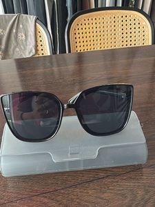 Stylish Black Square Sunglasses with Case
