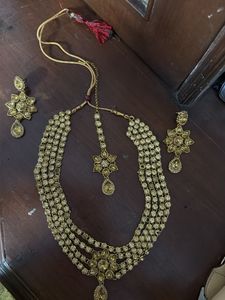 Stunning Gold Kundan Necklace Set