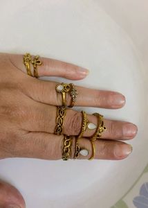 Set of 9 Vintage-Style Rings😊