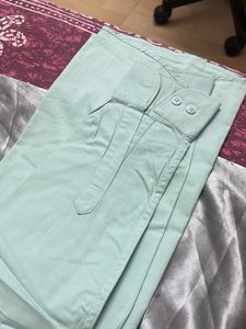 Men's Light Green Button-Up Shirt