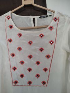 Elegant White Embroidered Kurta size s