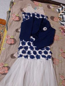 This elegant navy blue and white body dress featur
