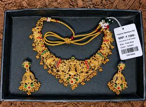 Exquisite Gold Necklace &amp; Earring Set