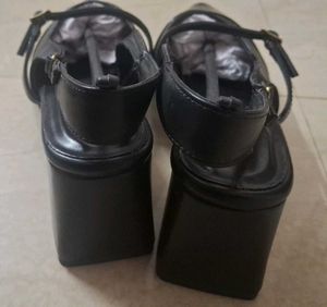 Chic Black Chunky Heel Sandals