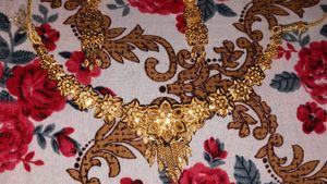Exquisite Gold Necklace &amp; Earring Set