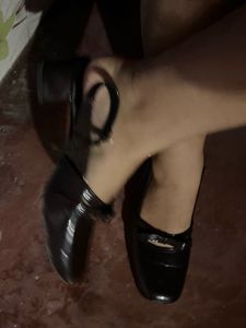 Shiny Bow Heeled Sandals