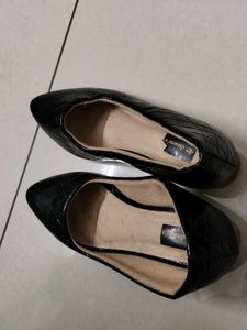 Chic Black Dawars Croc-Embossed Flats