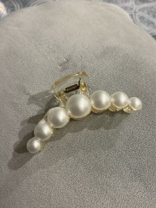 Elegant Pearl Claw Clip