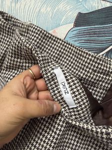 Short skirt in houndstooth