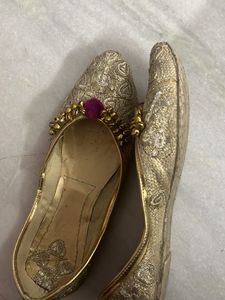 ghungroo Gold Ethnic Juttis