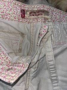 RARE LEVI’S Capri Pants