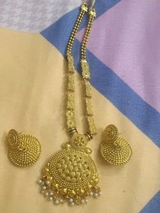Beautiful Gold Tone Necklace Set