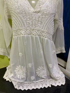 🫶🏻🤍🤍🤍*White Chikankari short kurti