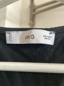 Square-neck fitted crop top