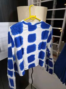 Blue &amp; White Abstract Print Cropped Top