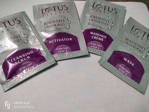 Lotus Herbals Radiant Diamond Kit