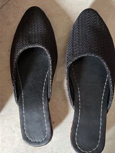 Elegant Black Pointed Toe Mules