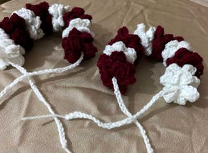 Maroon &amp; White Crochet Gajra