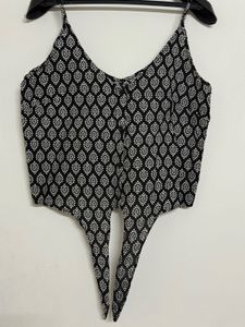 Chic Black &amp; White Tie-Front Crop Top