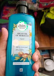 A Branded Conditioner with Bracelet of radium