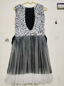 Chic Black &amp; White Floral Dress