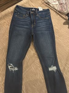 Hollister High Rise Ripped Jeans brand new