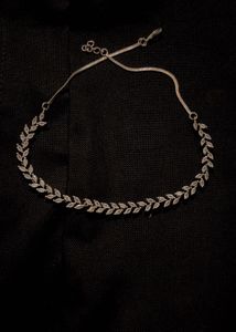 Sparkling Leaf Design Necklace
