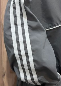 🔘Grey Athleisure Windbreaker – Comfortable &amp; Tren