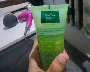 Simple Refreshing Facial Wash
