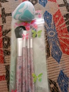 Makeup Brush With One Blender Puff