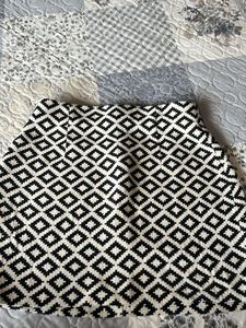 Monochromatic Diamond Pattern Skirt Eur S