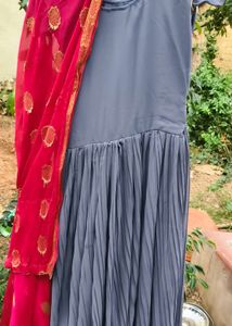 Elegant Grey Kurta with Red Dupatta