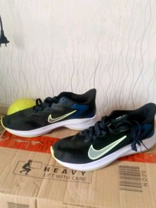 Nike Revolution LO7 Running Shoes