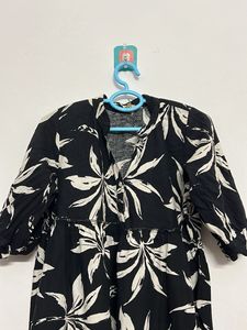 Chic Black &amp; White Leaf Print Midi Dress