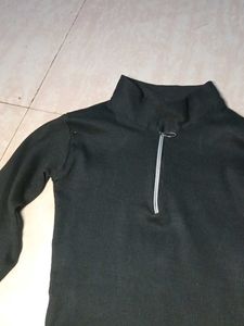 Black Zip-Up Cropped Top fitted