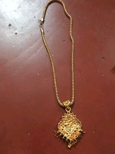 Elegant Gold Pendant Necklace
