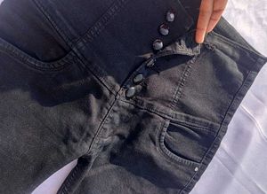 High Waisted Buttoned Jeans