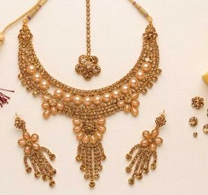 Elegant Gold-Tone Necklace with Pearls