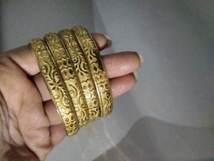 Set of 4 ornate gold bangles