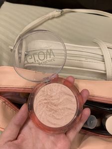 Essence Gimme Glow Highlighter