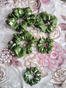 🔥BUT 4 GET 1 FREE🔥Green Floral Scrunchies Set