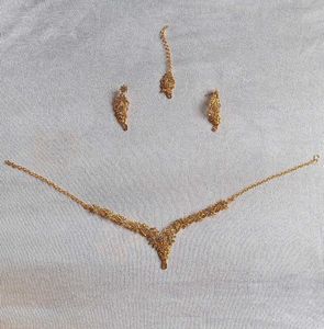 Jewellery set - necklace, earrings & maang tikka