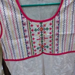 Embroidered kurti with round border